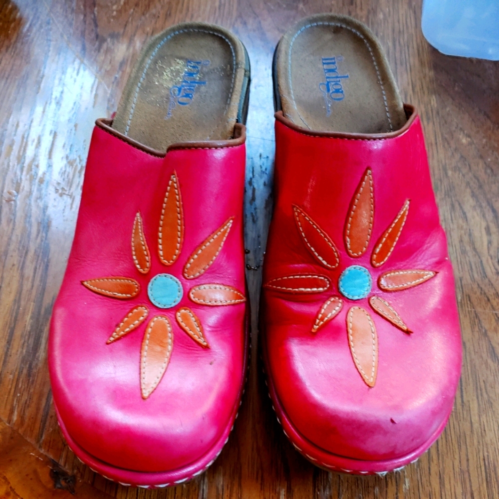 Indigo pink leather clogs